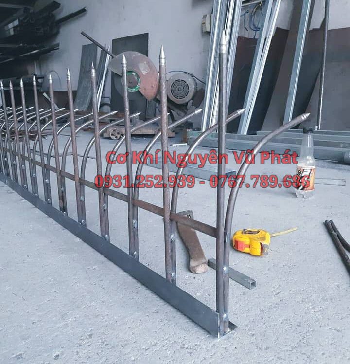 Thợ thi công hàng rào chông sắt tại Tân Uyên