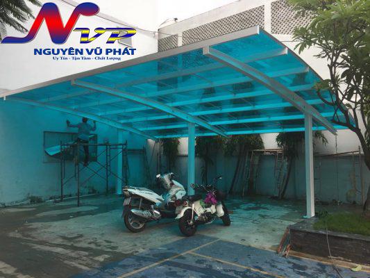 Làm mái poly lấy sáng che nhà xe