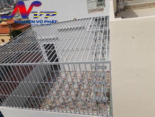 Khung sắt bảo vệ sân thượng