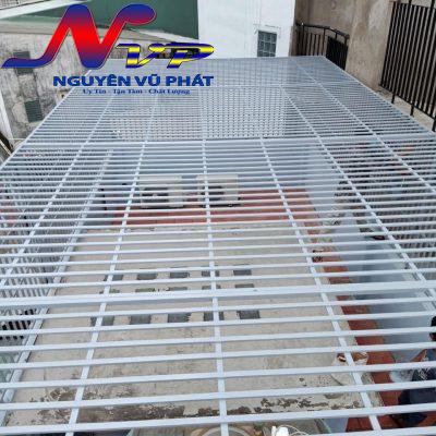 Thợ làm khung sắt bảo vệ chống trộm