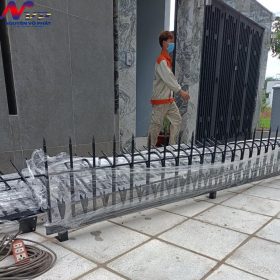 Thợ làm hàng rào chông bảo vệ tại Nhà Bè