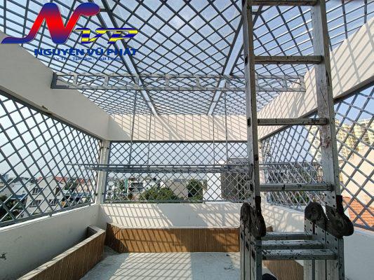 Làm khung bảo vệ sân thượng