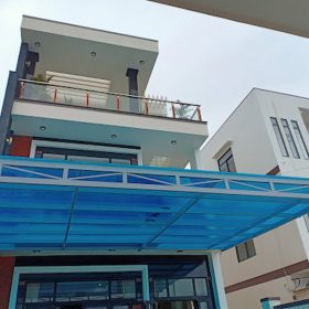 lợp mái poly trước hiên nhà