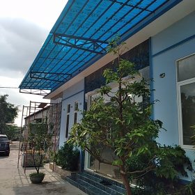 Mái poly nhựa che trước hiên nhà tại Quận 12