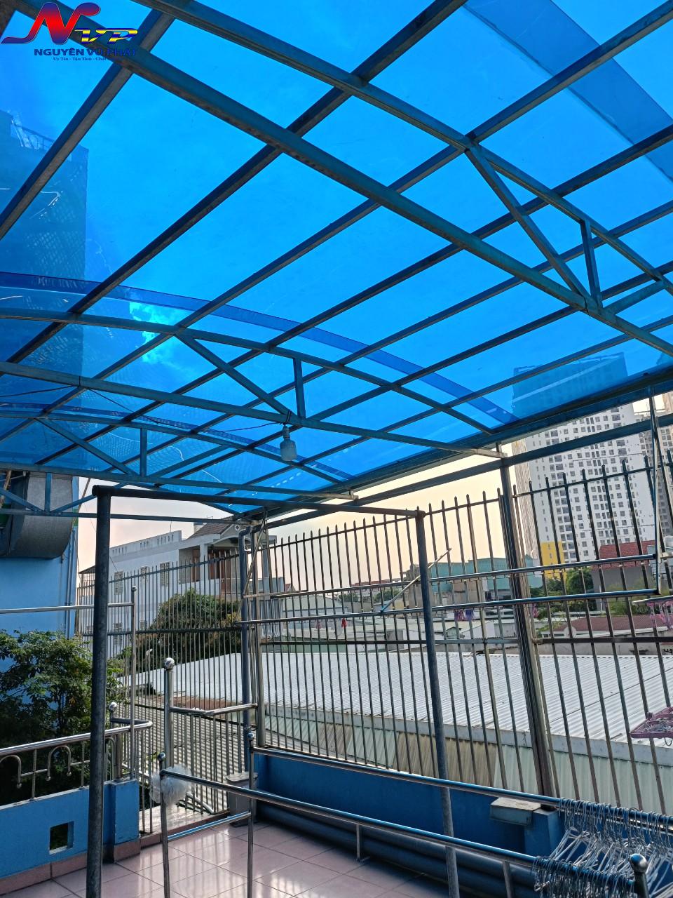 Mái che sân thượng bằng tấm nhựa poly tại Thủ Đức, Tphcm