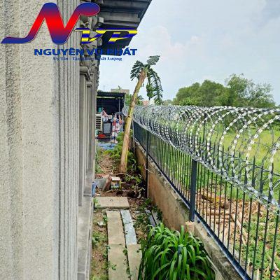Chông sắt hàng rào kẽm gai