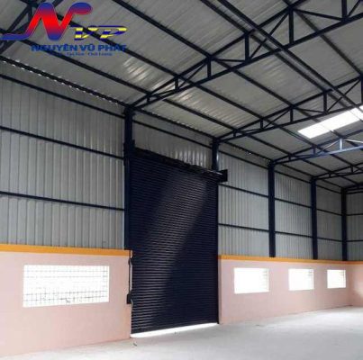 Thợ thi công lợp mái tôn nhà xưởng