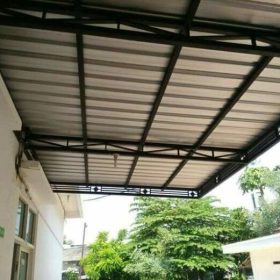 Mái tôn trước hiên nhà