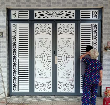 mẫu cửa sắt cnc 4 cánh