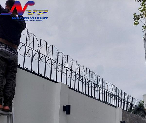 Thợ lắp đặt chông sắt hàng rào bảo vệ tại Gò Vấp